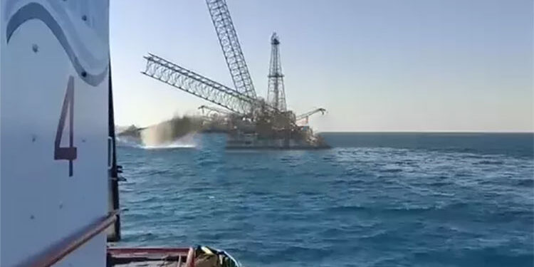 البترول تتلقى بلاغًا بوقوع حادث انهيار لأحد الحفارات البحرية المتقادمة المتوقفة عن العمل برأس غارب