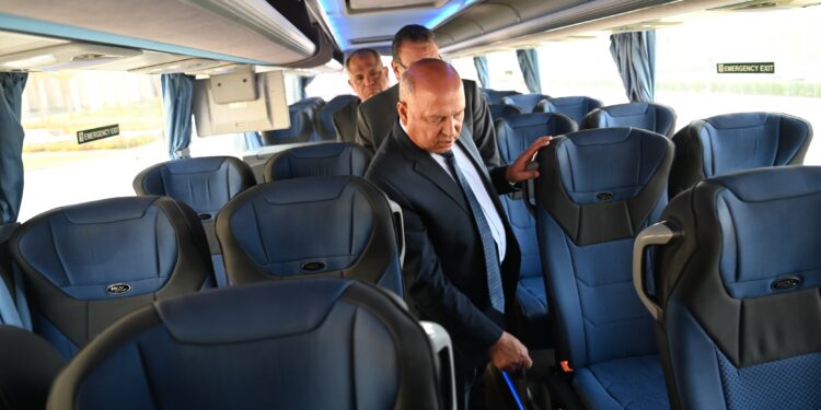 وزير الصناعة والنقل يتفقد عدد 20 حافلة مرسيدس جديدة تم إنتاجها محليًا