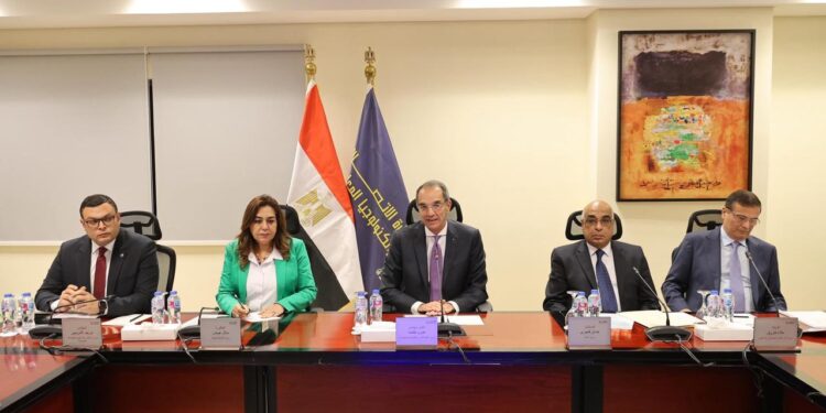 وزراء الاتصالات  والتنمية المحلية والعدل والإسكان والزراعة يجتمعون لمتابعة الموقف الحالى لمنظومة الرقم القومى العقارى وإعداد اللائحة التنفيذية للقانون