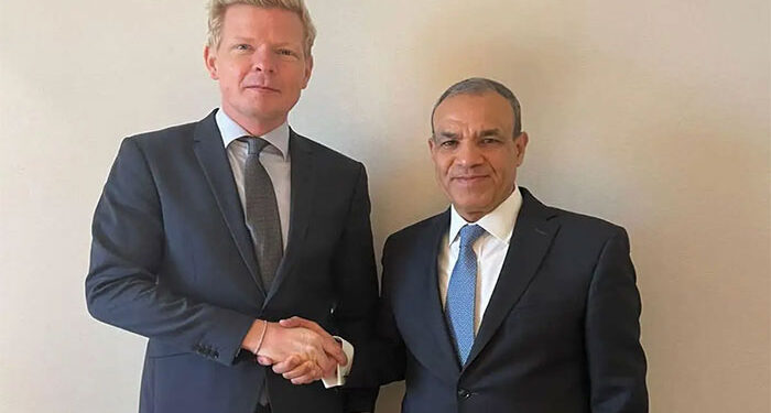 وزير الخارجية والهجرة يلتقي المبعوث الأممي لليمن في عمان