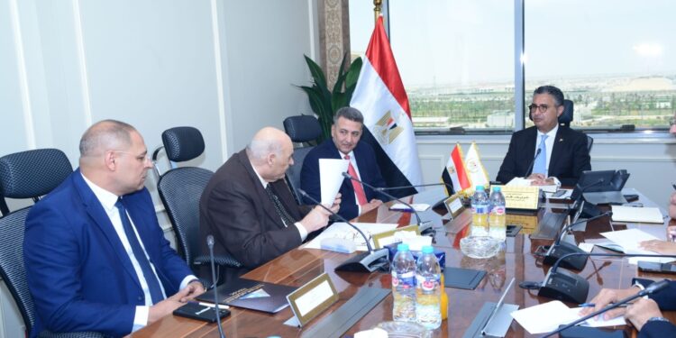 وزير التموين يعقد اجتماعًا مع رئيس الشعبة العامة للمخابز لمتابعة انتظام عمل منظومة الخبز البلدي المدعم