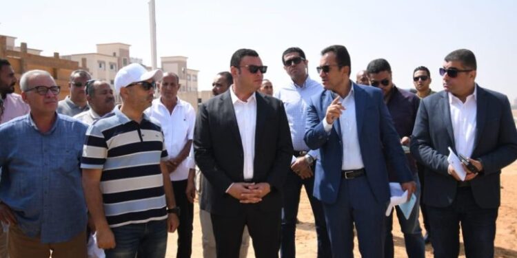 وزير الإسكان يبدأ جولة تفقدية بالعاشر من رمضان ويتفقد الطرق والمحاور ومشروع ديارنا السكني