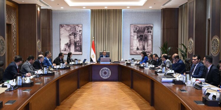 مدبولي يتابع مع محافظ البحيرة مشروعي تطوير “ميناء الصيد” برشيد و”نبع الحمراء” بوادي النطرون