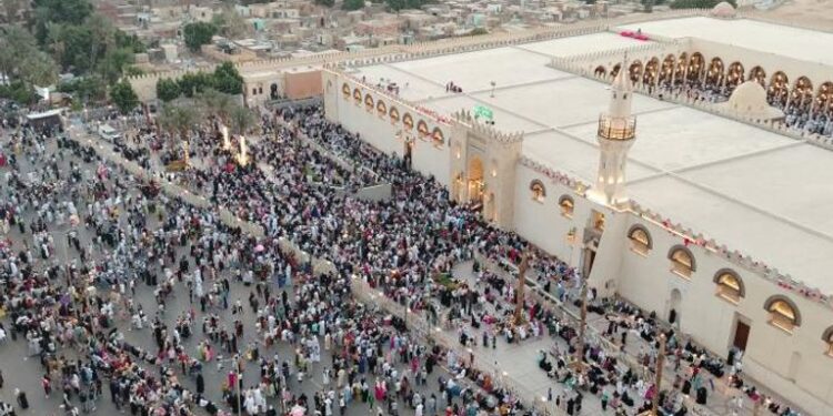 الآلاف يؤدون صلاة عيد الأضحى المبارك في مسجد عمرو بن العاص
