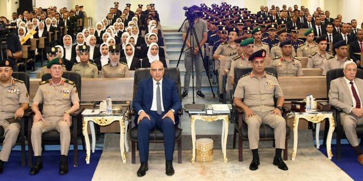 الأكاديمية العسكرية تحتفل بتخرج دورتين تدريبيتين لمهندسى وزارة الرى ومهندسى المركز الوطنى لتخطيط إستخدامات أراضى الدولة