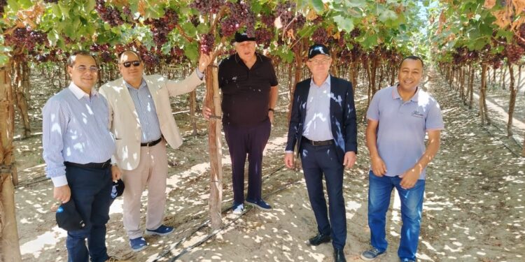 وزير الزراعة الصربي يزور بعض التجارب والمشروعات الزراعية المتميزة