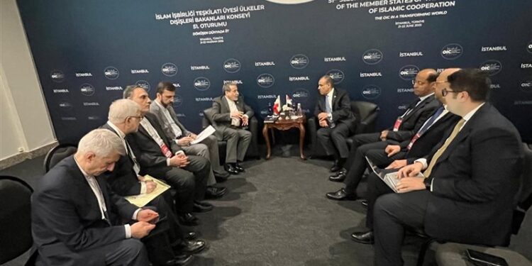 وزير الخارجية والهجرة يلتقي بوزير خارجية إيران في اسطنبول