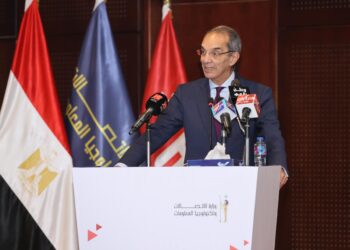 وزير الاتصالات يشهد تخريج أول دفعة من برنامج القانون والتكنولوجيا في مصر