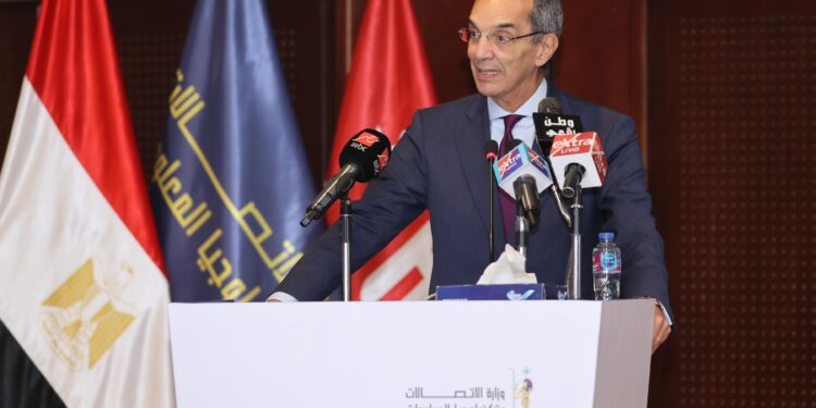 وزير الاتصالات يشهد تخريج أول دفعة من برنامج القانون والتكنولوجيا في مصر