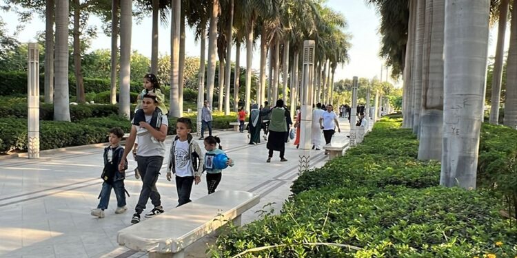 حديقة الأزهر تشهد إقبالًا كثيفًا في ثاني أيام العيد