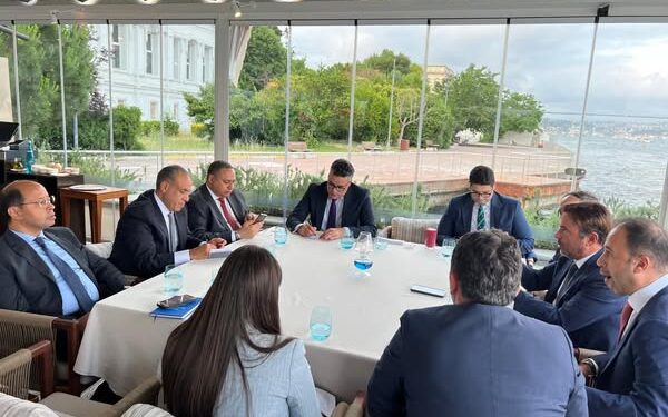 وزير الخارجية والهجرة يلتقي بمجموعة من رجال الأعمال الأتراك خلال زيارته لإسطنبول