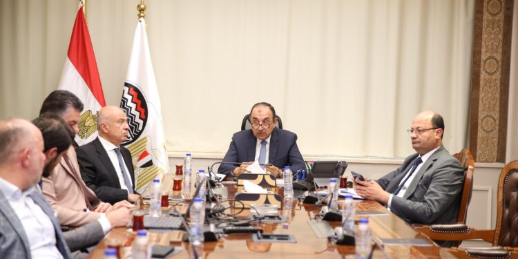 وزير قطاع الأعمال العام يلتقي وفدًا من “باور إنترناشيونال القابضة” لبحث فرص التعاون والشراكة الاستثمارية