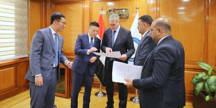 وزير البترول يشهد توقيع مذكرة تفاهم بين هيئة الثروة المعدنية وشركة آسيا بوتاش الصينية