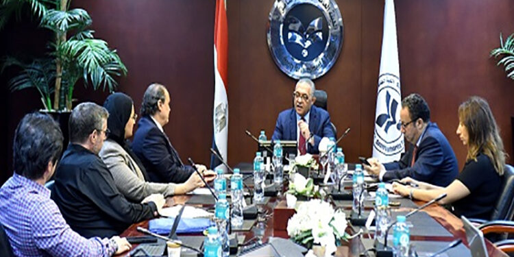 مجموعة كريستال مارتن العالمية تبحث إنشاء مصنع للمنسوجات والملابس الجاهزة في مصر