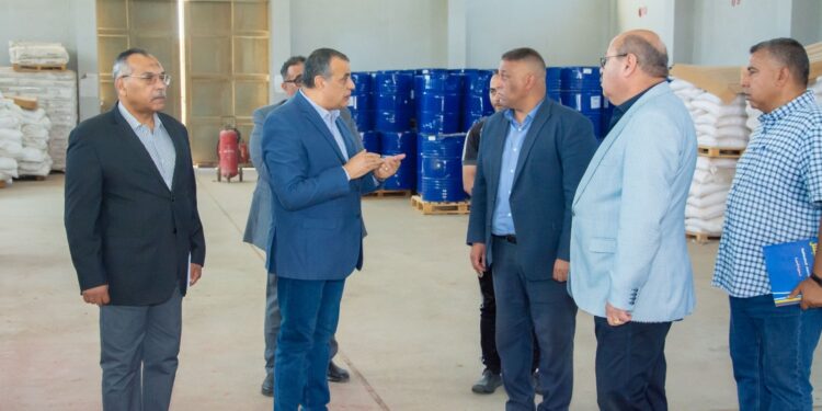وزير الدولة للإنتاج الحربي يتفقد خطوط الإنتاج بشركة هليوبوليس للصناعات الكيماوية ( مصنع 81 الحربى )