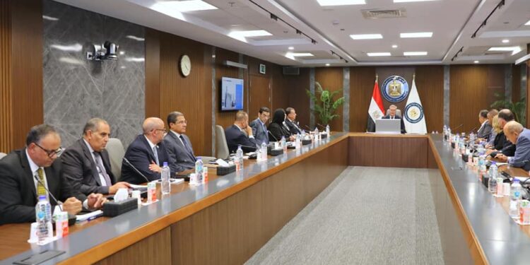 وزير البترول والثروة المعدنية يلتقي مجموعة من كُتاب الرأي وخبراء الاقتصاد والطاقة