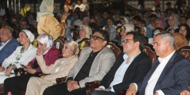 وزير الثقافة ومحافظ الإسكندرية يفتتحان فعاليات المهرجان الصيفي للأوبرا في إستاد الإسكندرية