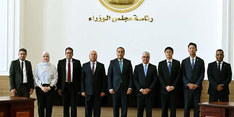 رئيس الوزراء يشهد توقيع عقد تطوير أرض صناعية بالسخنة للمنطقة الاقتصادية لقناة السويس