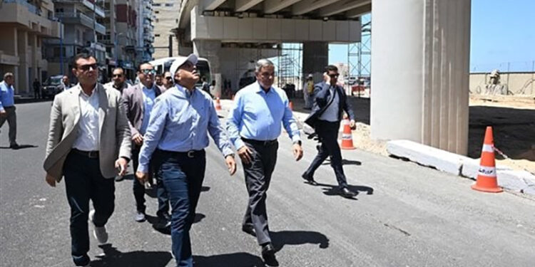 رئيس الوزراء يتفقد أعمال تطوير محور “محمد نجيب” وتوسعة كورنيش الإسكندرية