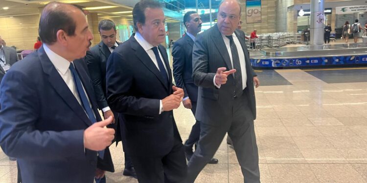 وزيرء الصحة والطيران يتفقدان عيادات الحجر الصحي وأجهزة إزالة الرجفان القلبي المستحدثة بمطار القاهرة