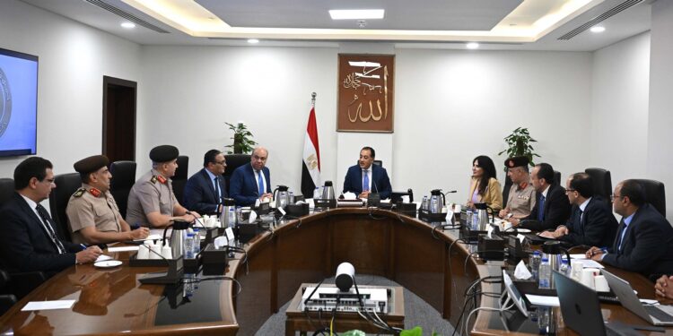 رئيس الوزراء يتابع الإجراءات التنفيذية لمشروع “مبنى 4 ” بمطار القاهرة الدولي