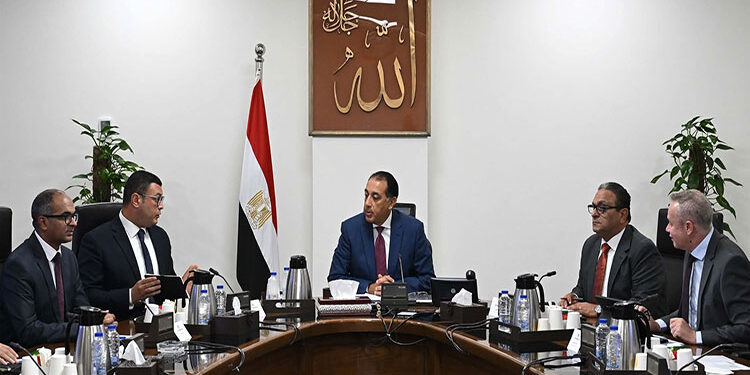 رئيس الوزراء يتابع إجراءات تنفيذ الخطة الاستراتيجية لتحلية مياه البحر