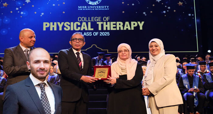 بالصور.. جامعة مصر للعلوم والتكنولوجيا تحتفل بتخرج الدفعة 22 من كلية العلاج الطبيعي بحضور قيادات الجامعة