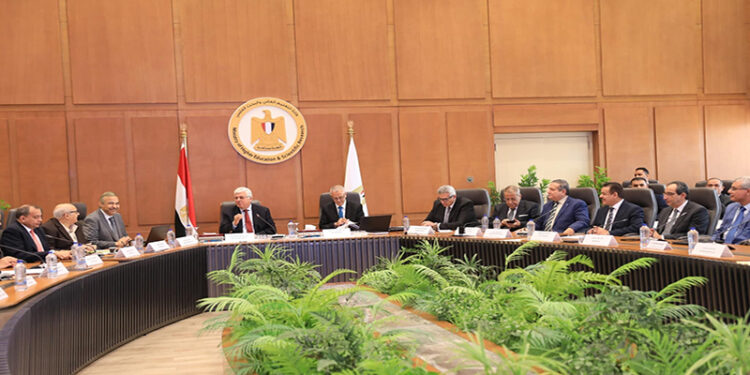 وزير التعليم العالي يترأس اجتماع مجلس الجامعات الأهلية