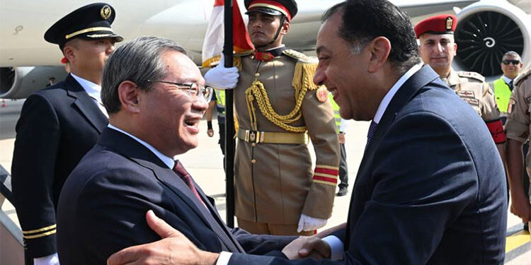 رئيس الوزراء يستقبل رئيس مجلس الدولة الصيني بمطار القاهرة الدولي