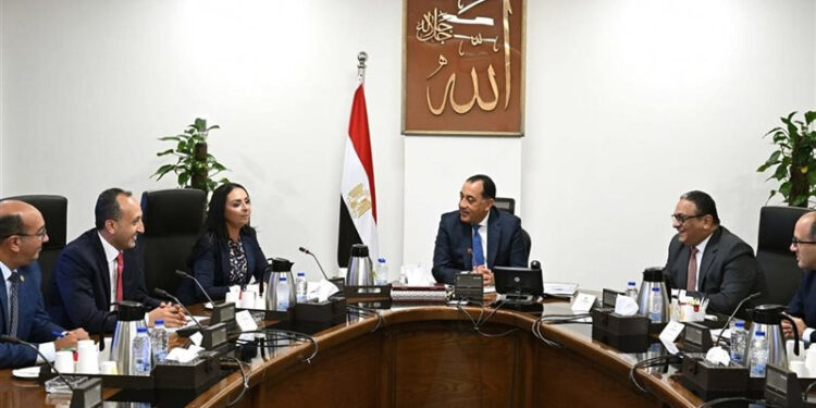 رئيس الوزراء يُتابع مع وزيرة التضامن الاجتماعي ملفات عمل الوزارة