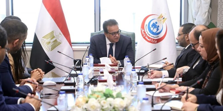 وزير الصحة يبحث مع شركة «ساندوز» تعزيز التعاون في توطين صناعة الأدوية ودعم المبادرات