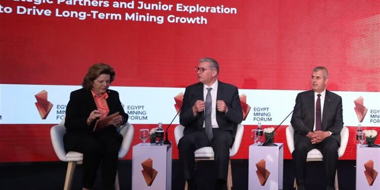 وزير البترول يشارك في الجلسة الوزارية التي أقيمت تحت عنوان “جذب الشركاء الاستراتيجيين وشركات التنقيب الناشئة لتحفيز نمو قطاع التعدين على المدى البعيد”