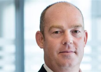 فيناسترا تُعزّز حوكمة الابتكار بتعيين آدم بانكس