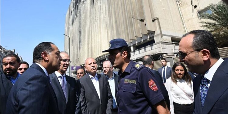 رئيس الوزراء يتفقد “سنترال رمسيس” ويستعرض تقريرا مع وزير الاتصالات بشأن عودة الخدمات