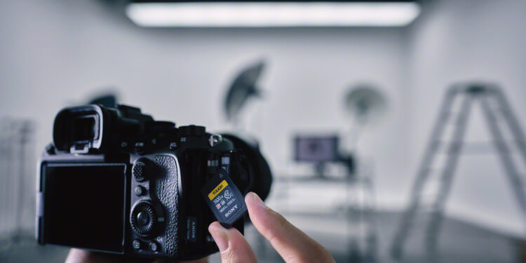 سوني تكشف عن ميكروفون ECM-778 وبطاقات CFexpress جديدة لتطوير أداء تسجيل الصوت والفيديو