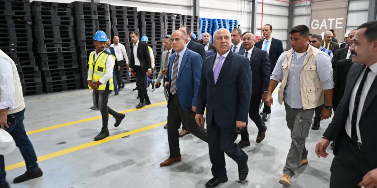 وزير الصناعة يجري جولة تفقدية موسعة بمشروعات مينائي الإسكندرية والدخيلة