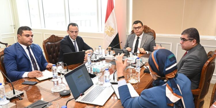 وزير الإسكان يُتابع موقف الاستراتيجية الوطنية للعمران الأخضر والمستدام