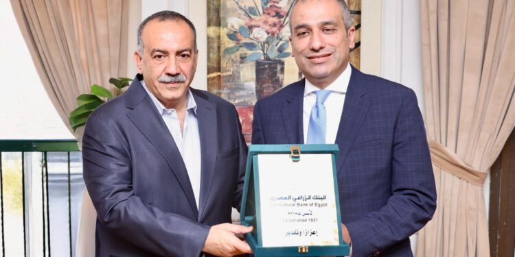 رئيس البنك الزراعي المصري يلتقي محافظ أسيوط لبحث تعزيز التعاون ودعم التنمية الزراعية بالمحافظة