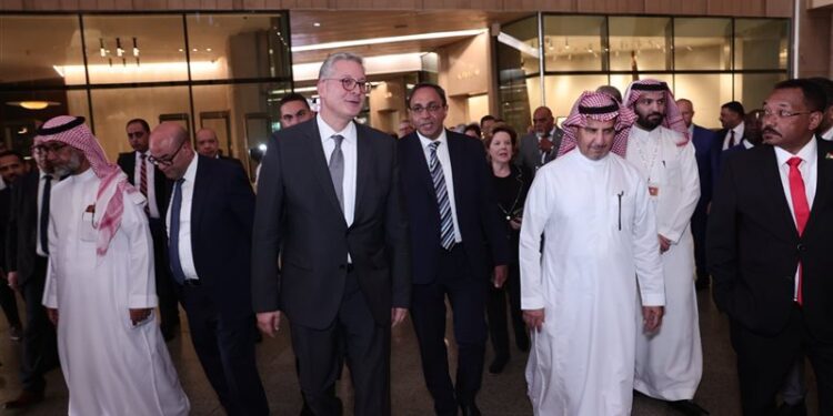 وزير البترول والثروة المعدنية يقود جولة لكبار الضيوف في المتحف المصري الكبير