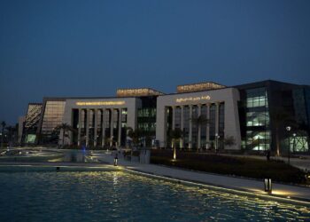 بروتوكول تعاون بين رئيس جامعة مصر وشركة عالمية بإنشاء معمل وتنظيم تدريب صيفي لطلبة كلية هندسة بإسبانيا