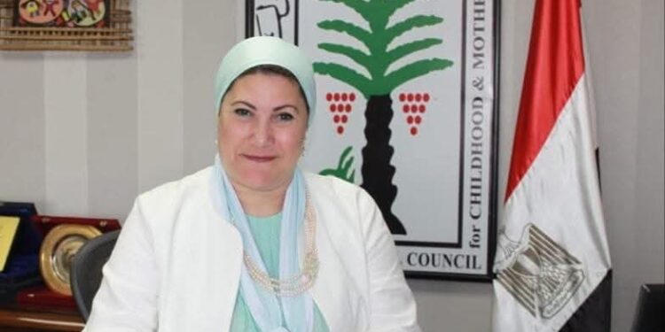 رئيسة المجلس القومي للطفولة تتلقى تقريرًا عن أداء عمل خط نجدة الطفل 16000