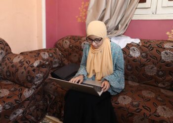 الاتصالات تسلّم الأولى على المكفوفين لاب توب مجهزًا لاستكمال تفوقها الجامعي