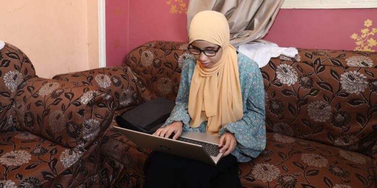 الاتصالات تسلّم الأولى على المكفوفين لاب توب مجهزًا لاستكمال تفوقها الجامعي