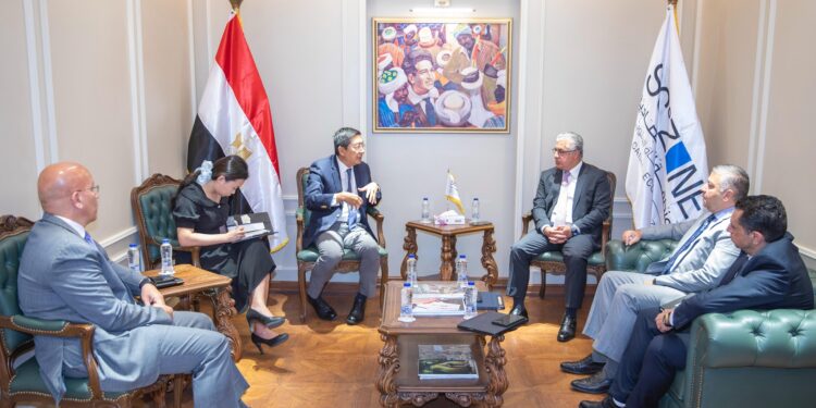 رئيس اقتصادية قناة السويس يستقبل سفير سنغافورة بالقاهرة