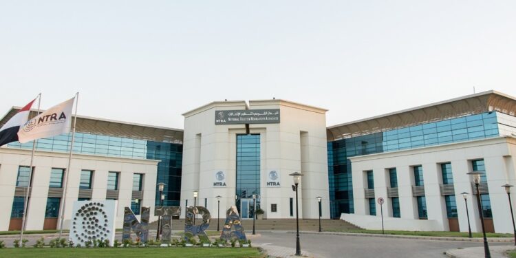 عاجل.. تنظيم الاتصالات يلزم الشركات بتقديم إنترنت أرضي ومحمول مجاني للعملاء