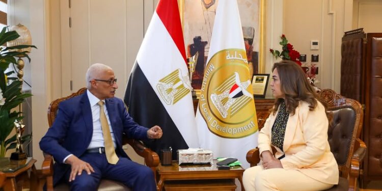 وزيرة التنمية المحلية تتابع مع محافظ شمال سيناء جهود التنمية بالمحافظة ومشروعات الخطة الاستثمارية