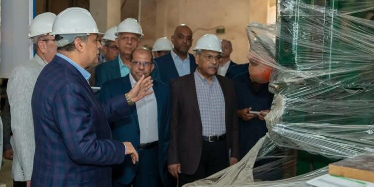 وزير الإنتاج الحربي يتفقد شركة أبي قير للصناعات الهندسية (مصنع 10 الحربي)   