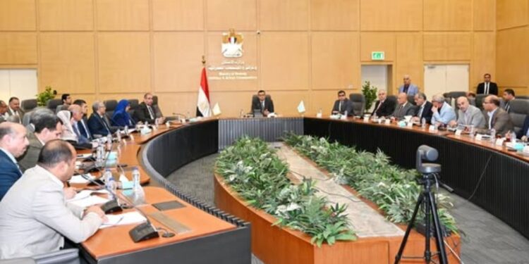 وزير الإسكان يعقد اجتماعه الدوري لمتابعة المشروعات السكنية بعددٍ من المدن والمحافظات