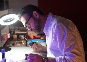 محمود قناطي يحصل على اعتمادين عالميين في علم صناعة الساعات من مؤسستين مرموقتين في سويسرا