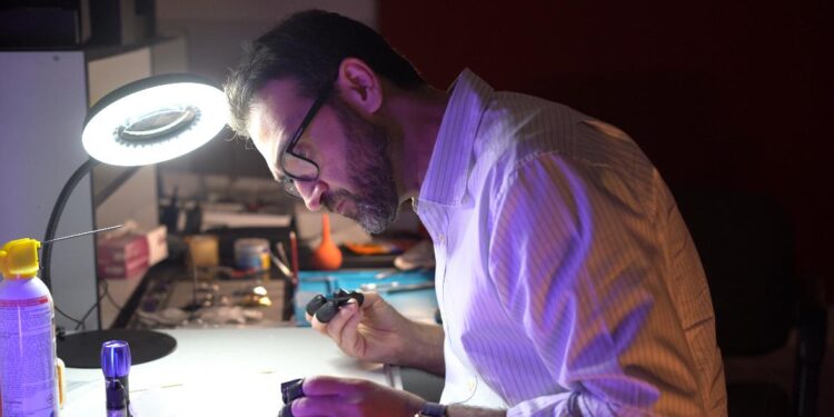 محمود قناطي يحصل على اعتمادين عالميين في علم صناعة الساعات من مؤسستين مرموقتين في سويسرا